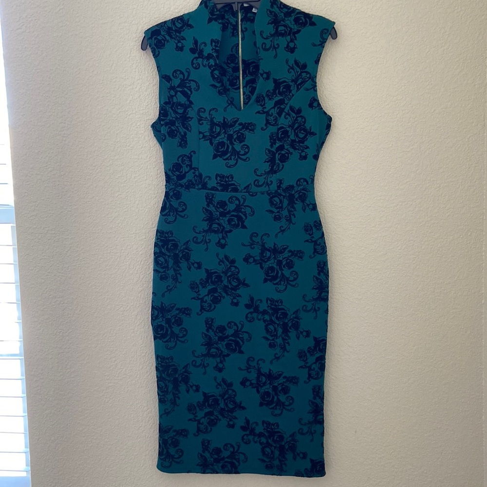 Form fitting dark green and black dress 🌿